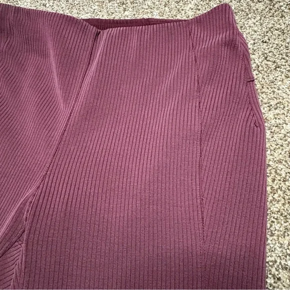 Lululemon Athletica Women’s 6 Wide Leg Maroon Leggings - Picture 11 of 11